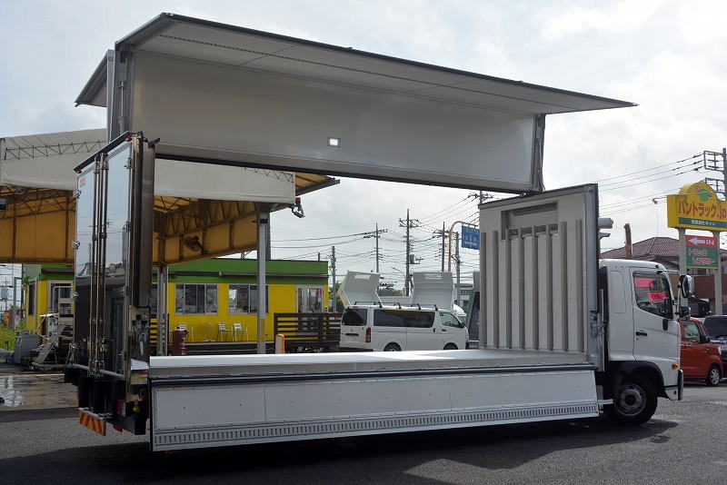 (未使用) レンジャー 4トン 「ワイド ベッド付き」 冷蔵ウイング 積載2000kg リーフサス 菱重製 キーストン ラッシング2段 落とし込み床フック6対 台枠&観音扉ステンレス張り メッキパーツ 6.2m長 ETC2.0 坂道発進補助 バックカメラ オートエアコン タコグラフ クルーズコントロール 燃料タンク200L LEDヘッドライト 240馬力 6速MT!フロント画像