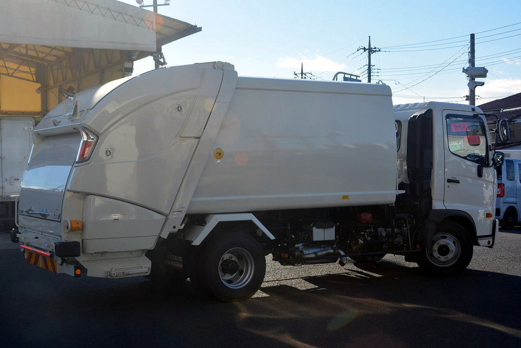 レンジャー　４トン　「ベッドレス」　パッカー車　プレス式　積載１６００ｋｇ　極東製　８．７立米　連続動作　汚水タンク　防臭扉　バックカメラ　６速ＭＴ　127584