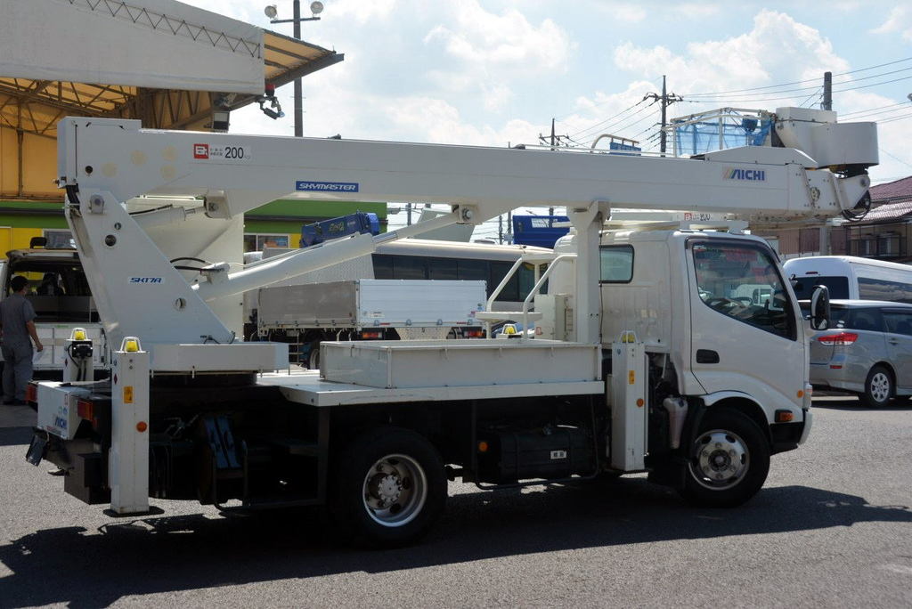 デュトロ　高所作業車　アイチ製（ＳＫ１７Ａ）　最大地上高１７．１ｍ　鉄製バケット　バケット積載荷重２００ｋｇ　積載１５０ｋｇ　６速ＭＴ　124026