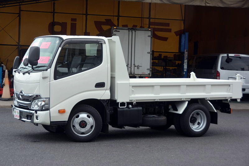 デュトロ　強化ダンプ　「４ＷＤ」　三方開　極東製　積載２０００ｋｇ　ＥＴＣ　左電格ミラー　坂道発進補助　クリアランスソナー　フォグランプ　メッキパーツ　衝突軽減ブレーキ　車線逸脱警報　高年式！低走行！５速ＭＴ！車検「Ｒ４年１１月まで！」フロント画像