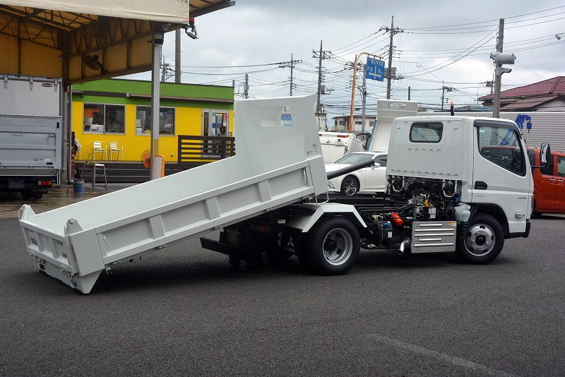 （未使用）　キャンター　「標準幅」　強化　ローダーダンプ　新明和製　三方開　積載３０００ｋｇ　ダンプピン　スライド用ラジコン　坂道発進補助　左電格ミラー　スマートキー　ＬＥＤヘッドライト　フォグランプ　衝突軽減ブレーキ　車線逸脱警報　５速ＭＴ！車検「Ｒ６年６月まで！」