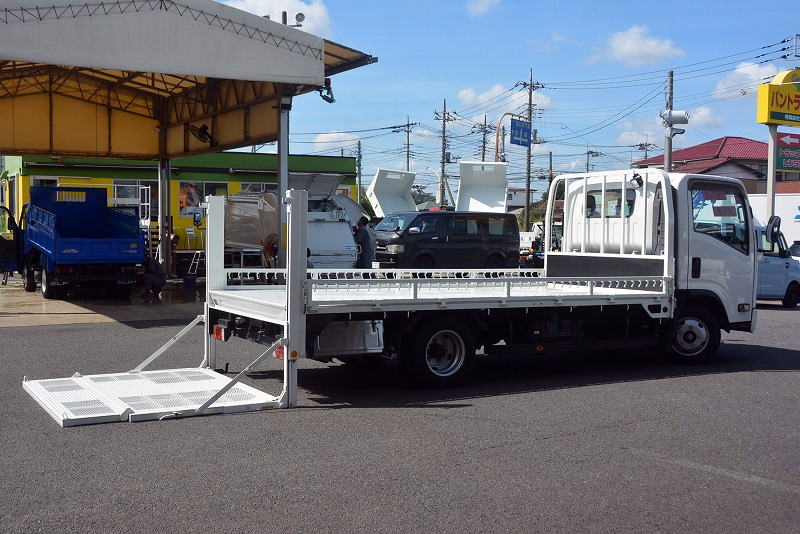 エルフ　「ワイドロング」　バイク運搬車　積載２０００ｋｇ　三方開　新明和製　大型垂直パワーゲート付き　荷台鉄板張り　床フック４対　アオリロープフック　社外ナビ　ＥＴＣ　バックカメラ　左電格ミラー　キーレス　フォグランプ　ＡＴ車！希少車！フロント画像