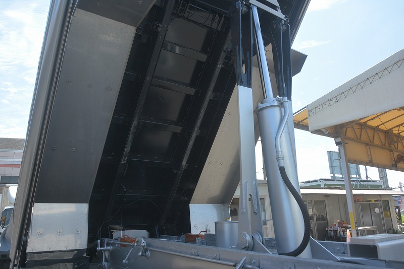 （未使用）　スーパーグレート　大型　「ハイルーフ」　三軸　土砂ダンプ　５．３ｍ長　造りボディー　積載８１００ｋｇ　新明和製　強化ホイスト　一方開　電動コボレーン　砂切り　爪隠し　ゲートロック開閉エアー式　三方額縁仕様　シャーシシルバー塗装　アルミホイール　リアエアコン　造りサイドバンパー　マーカーレール　ＥＴＣ２．０　バックカメラ　デフロック　肉厚ベッド　メッキパーツ多数！７速ＭＴ！車両総重量２０トン未満！25