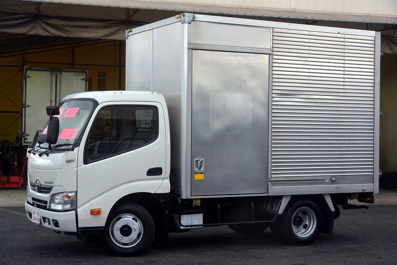 トヨエース　１０尺　アルミバン　積載２０００ｋｇ　トヨタ車体製　サイドドア　全低床　ラッシング１段　バックカメラ　ＥＴＣ　荷台鉄板張り　観音扉９０度ストッパー　ＡＴ車！