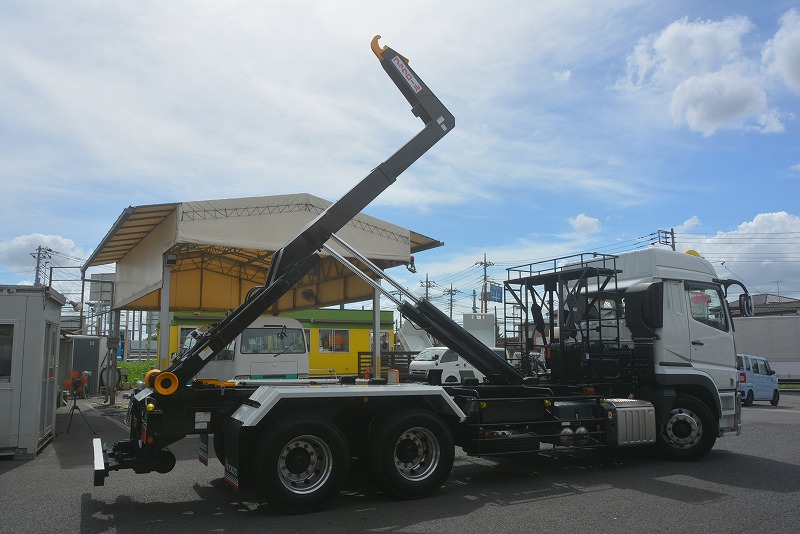 （未使用）　スーパーグレート　大型　「ハイルーフ」　三軸　フックロール　極東製　積載１０４００ｋｇ　ツインシリンダー　キャブバックステップ　網工具入れ　メッキパーツ　アルミホイール　ＬＥＤヘッドライト　バックカメラ　可動式リアバンパー　ミラーヒーター　ＥＴＣ　キーレス　７速ＭＴ！車検「Ｒ５年５月まで！」25