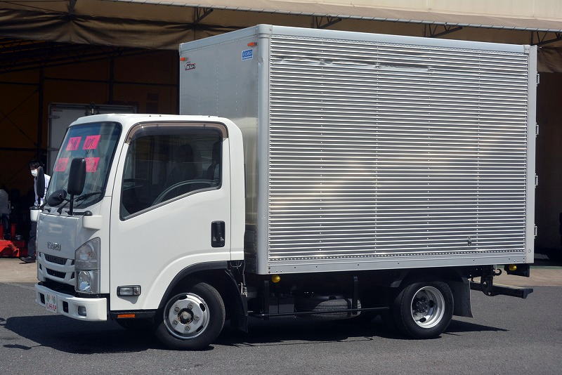 エルフ　１０尺　アルミバン　積載２０００ｋｇ　ラッシング２段　バックカメラ　ＥＴＣ２．０　左電格ミラー　キーレス　坂道発進補助　フォグランプ　ＬＥＤヘッドライト　日本フルハーフ製　観音扉９０度ストッパー　フルフラットロー　５速ＭＴ！フロント画像