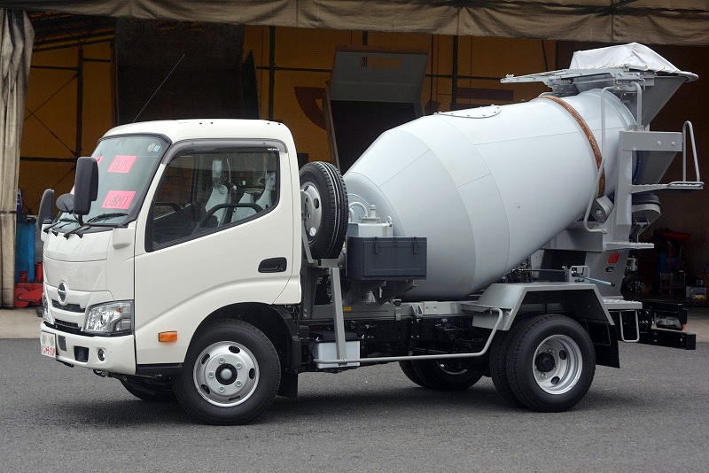 （未使用）　デュトロ　コンクリートミキサー車　カヤバ製　積載３０００ｋｇ　ドラム容量：２．５立米　最大混合容量：１．２立米　水タンク　手動ホッパーカバー　クリアランスソナー　ＥＴＣ２．０　左電格ミラー　ビニールシートカバー　電動パーキングブレーキ　衝突軽減ブレーキ　車線逸脱警報　　６速ＭＴ！車検「Ｒ６年３月まで！」