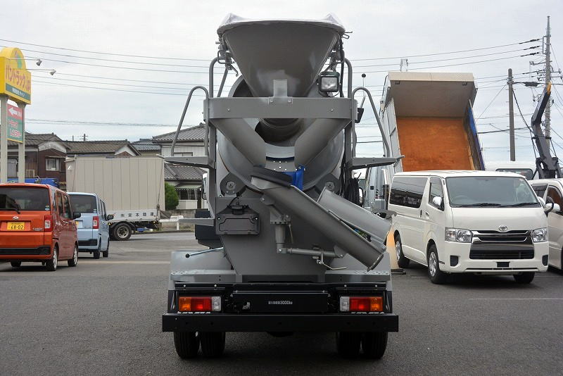 （未使用）　デュトロ　コンクリートミキサー車　カヤバ製　積載３０００ｋｇ　ドラム容量：２．５立米　最大混合容量：１．２立米　水タンク　手動ホッパーカバー　クリアランスソナー　ＥＴＣ２．０　左電格ミラー　ビニールシートカバー　電動パーキングブレーキ　衝突軽減ブレーキ　車線逸脱警報　　６速ＭＴ！車検「Ｒ６年３月まで！」2