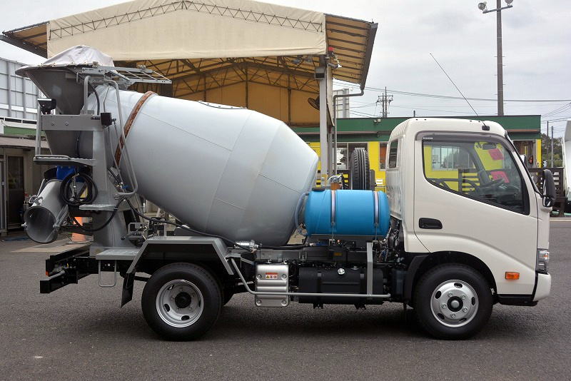 （未使用）　デュトロ　コンクリートミキサー車　カヤバ製　積載３０００ｋｇ　ドラム容量：２．５立米　最大混合容量：１．２立米　水タンク　手動ホッパーカバー　クリアランスソナー　ＥＴＣ２．０　左電格ミラー　ビニールシートカバー　電動パーキングブレーキ　衝突軽減ブレーキ　車線逸脱警報　　６速ＭＴ！車検「Ｒ６年３月まで！」3