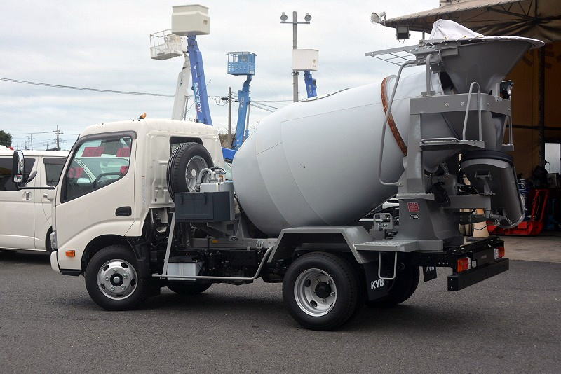 （未使用）　デュトロ　コンクリートミキサー車　カヤバ製　積載３０００ｋｇ　ドラム容量：２．５立米　最大混合容量：１．２立米　水タンク　手動ホッパーカバー　クリアランスソナー　ＥＴＣ２．０　左電格ミラー　ビニールシートカバー　電動パーキングブレーキ　衝突軽減ブレーキ　車線逸脱警報　　６速ＭＴ！車検「Ｒ６年３月まで！」5