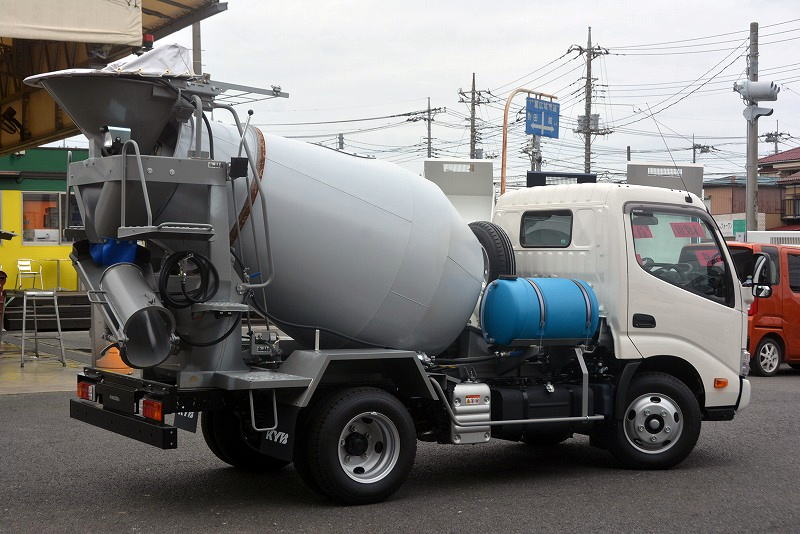 （未使用）　デュトロ　コンクリートミキサー車　カヤバ製　積載３０００ｋｇ　ドラム容量：２．５立米　最大混合容量：１．２立米　水タンク　手動ホッパーカバー　クリアランスソナー　ＥＴＣ２．０　左電格ミラー　ビニールシートカバー　電動パーキングブレーキ　衝突軽減ブレーキ　車線逸脱警報　　６速ＭＴ！車検「Ｒ６年３月まで！」6