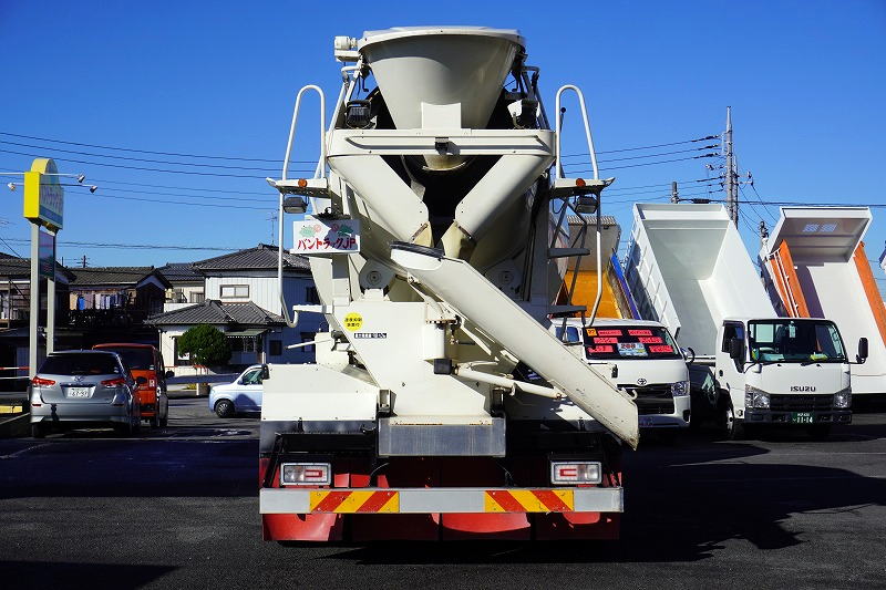 プロフィア　大型　３軸　２デフ　「ベッド付き」　コンクリートミキサー車　カヤバ製　積載９８１０ｋｇ　電動ホッパーカバー　水タンク　ドラム容量：８．７立米　最大混合容量：４．４立米　アルミホイール　メッキパーツ　社外テール　バックカメラ　ＥＴＣ２．０　坂道発進補助　衝突軽減ブレーキ　車線逸脱警報　車両総重量２０トン未満！７速ＭＴ！車検「Ｒ５年１１月まで！」2