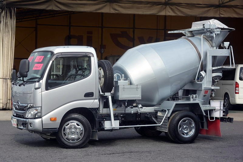 デュトロ　コンクリートミキサー車　カヤバ製　積載３０００ｋｇ　ドラム容量：２．５立米　最大混合容量：１．２立米　水タンク　電動ホッパーカバー　バックカメラ　ＥＴＣ２．０　坂道発進補助　左電格ミラー　メッキホイールライナー　メッキパーツ　クリアランスソナー　高年式！６速ＭＴ！車検「Ｒ５年２月まで！」フロント画像