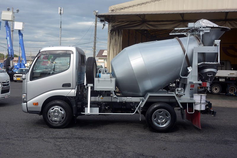 デュトロ　コンクリートミキサー車　カヤバ製　積載３０００ｋｇ　ドラム容量：２．５立米　最大混合容量：１．２立米　水タンク　電動ホッパーカバー　バックカメラ　ＥＴＣ２．０　坂道発進補助　左電格ミラー　メッキホイールライナー　メッキパーツ　クリアランスソナー　高年式！６速ＭＴ！車検「Ｒ５年２月まで！」1