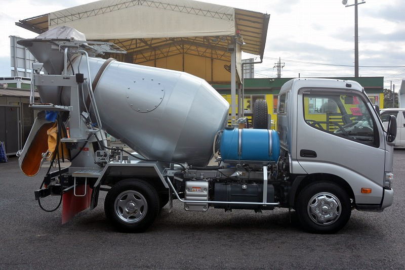 デュトロ　コンクリートミキサー車　カヤバ製　積載３０００ｋｇ　ドラム容量：２．５立米　最大混合容量：１．２立米　水タンク　電動ホッパーカバー　バックカメラ　ＥＴＣ２．０　坂道発進補助　左電格ミラー　メッキホイールライナー　メッキパーツ　クリアランスソナー　高年式！６速ＭＴ！車検「Ｒ５年２月まで！」3