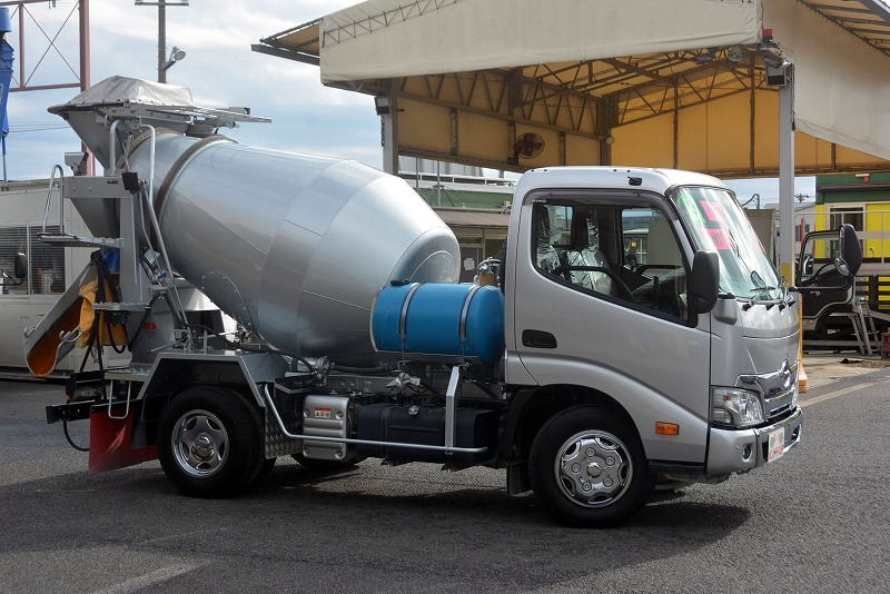 デュトロ　コンクリートミキサー車　カヤバ製　積載３０００ｋｇ　ドラム容量：２．５立米　最大混合容量：１．２立米　水タンク　電動ホッパーカバー　バックカメラ　ＥＴＣ２．０　坂道発進補助　左電格ミラー　メッキホイールライナー　メッキパーツ　クリアランスソナー　高年式！６速ＭＴ！車検「Ｒ５年２月まで！」4