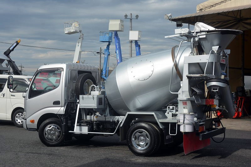 デュトロ　コンクリートミキサー車　カヤバ製　積載３０００ｋｇ　ドラム容量：２．５立米　最大混合容量：１．２立米　水タンク　電動ホッパーカバー　バックカメラ　ＥＴＣ２．０　坂道発進補助　左電格ミラー　メッキホイールライナー　メッキパーツ　クリアランスソナー　高年式！６速ＭＴ！車検「Ｒ５年２月まで！」5