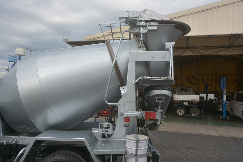 デュトロ　コンクリートミキサー車　カヤバ製　積載３０００ｋｇ　ドラム容量：２．５立米　最大混合容量：１．２立米　水タンク　電動ホッパーカバー　バックカメラ　ＥＴＣ２．０　坂道発進補助　左電格ミラー　メッキホイールライナー　メッキパーツ　クリアランスソナー　高年式！６速ＭＴ！車検「Ｒ５年２月まで！」17