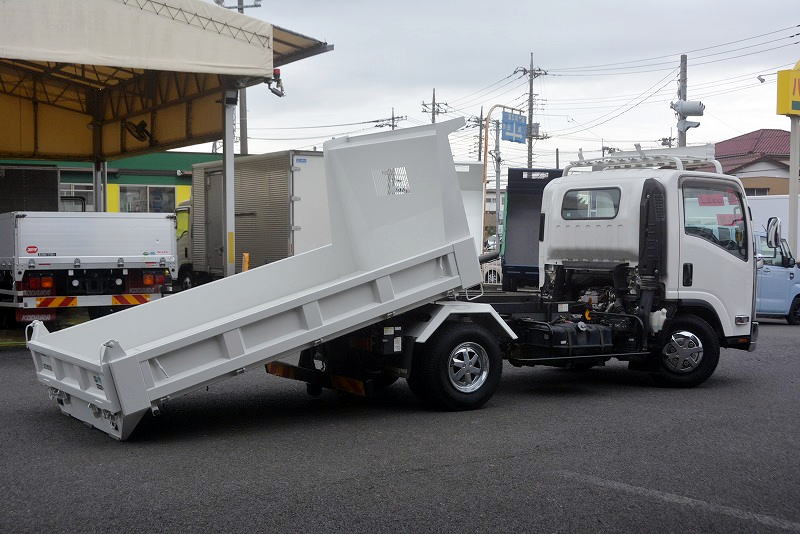 エルフ　「ワイド」　強化　ローダーダンプ　積載３８００ｋｇ　三方開　新明和製　ルーフキャリア　ダンプピン　メッキホイールライナー　メッキパーツ　オートエアコン　坂道発進補助　両側電格ミラー　低走行！６速ＭＴ！車検「Ｒ５年５月まで！」フロント画像