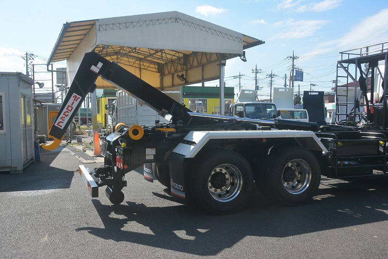 （未使用）　スーパーグレート　大型　「ハイルーフ」　三軸　フックロール　極東製　積載１０４００ｋｇ　ツインシリンダー　キャブバックステップ　網工具入れ　メッキパーツ　アルミホイール　ＬＥＤヘッドライト　バックカメラ　ＥＴＣ　可動式リアバンパー　キーレス　燃料タンク３００Ｌ　７速ＭＴ！20