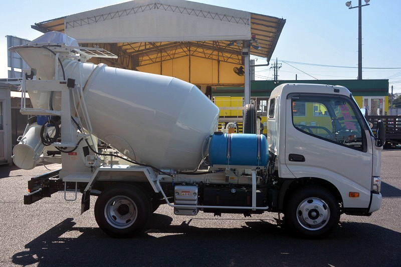 （未使用）　デュトロ　コンクリートミキサー車　カヤバ製　積載３０００ｋｇ　ドラム容量：２．５立米　最大混合容量：１．２立米　水タンク　手動ホッパーカバー　クリアランスソナー　左電格ミラー　電動パーキングブレーキ　衝突軽減ブレーキ　車線逸脱警報　６速ＭＴ！車検「Ｒ６年３月まで！」3