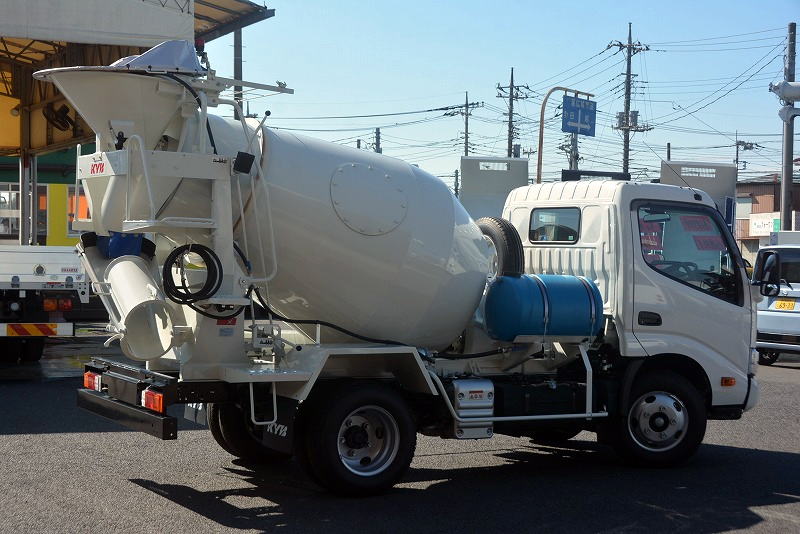 （未使用）　デュトロ　コンクリートミキサー車　カヤバ製　積載３０００ｋｇ　ドラム容量：２．５立米　最大混合容量：１．２立米　水タンク　手動ホッパーカバー　クリアランスソナー　左電格ミラー　電動パーキングブレーキ　衝突軽減ブレーキ　車線逸脱警報　６速ＭＴ！車検「Ｒ６年３月まで！」6