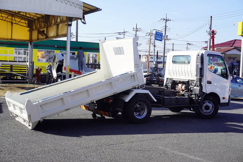 デュトロ　「ワイド」　強化　ローダーダンプ　新明和製　積載３６５０ｋｇ　三方開　スライド用ラジコン　手動コボレーン　ダンプピン　左電格ミラー　ＥＴＣ　アオリフック１対　６速ＭＴ！フロント画像