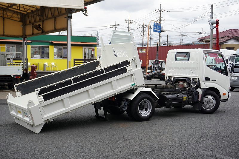 デュトロ　「標準幅」　強化　ローダーダンプ　積載３０００ｋｇ　花見台製　三方開　手動コボレーン　鳥居ツノ出し　ダンプピン　坂道発進補助　ＥＴＣ　左電格ミラー　５速ＭＴ！車検「Ｒ５年３月まで！」フロント画像