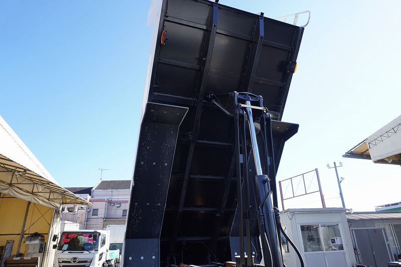 （未使用）　スーパーグレート　大型　三軸　２デフ　土砂ダンプ　新明和製　積載９４００ｋｇ　５．１ｍ長　メッキパーツ　ＥＴＣ　鳥居シートデッキ&ラダー付き　キーレス　ＬＥＤヘッドライト　ＥＴＣ　衝突軽減ブレーキ　車線逸脱警報　キーレス　７速ＭＴ！総重量２０トン未満！22