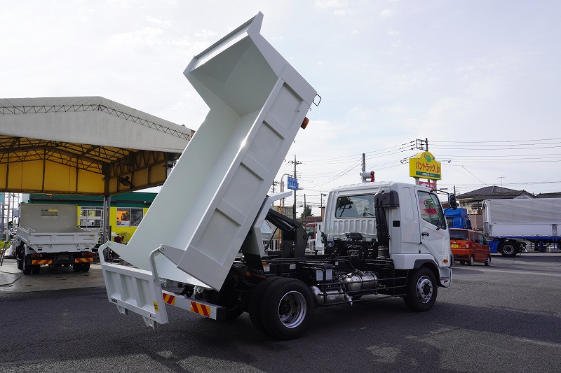 （未使用）　ファイター　増トン　「ベッド付き」　土砂ダンプ　極東製　積載７９００ｋｇ　一方開　坂道発進補助　キーレス　オートエアコン　フォグランプ　衝突軽減ブレーキ　車線逸脱警報　６速ＭＴ！車検「Ｒ５年８月まで！」　AK21