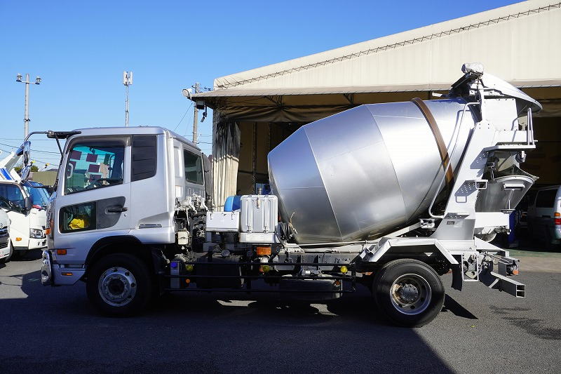 コンドル　増トン　「ベッド付き」　コンクリートミキサー車　新明和製　積載７５５０ｋｇ　ドラム容量６．３立米　最大混合容量３．２立米　電動ホッパーカバー　水タンク　メッキパーツ　アルミホイール　タコグラフ　ミラーヒーター　バックカメラ　ＥＴＣ　ＨＩＤヘッドライト　坂道発進補助　６速ＭＴ！ AK1