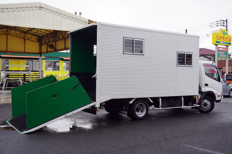 デュトロ　「ワイドロング」　馬運車　積載２０００ｋｇ　東急製　リア電動跳ね上げスロープ式ドア　サイドドア　ウインチ　荷台ゴムマット　小窓　フォグランプ　左電格ミラー　ＡＴ車！希少車！！車検「Ｒ５年１２月まで！」フロント画像