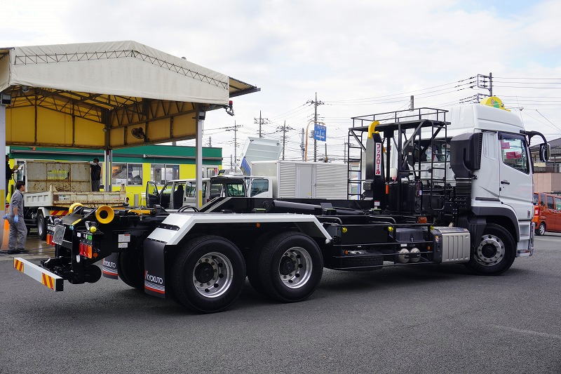 （未使用）　スーパーグレート　大型　「ハイルーフ」　三軸　フックロール　極東製　積載１０４００ｋｇ　ツインシリンダー　キャブバックステップ　網工具入れ　メッキパーツ　アルミホイール　ＬＥＤヘッドライト　バックカメラ　ＥＴＣ　可動式リアバンパー　キーレス　燃料タンク３００Ｌ　７速ＭＴ！車検「Ｒ５年４月まで！」6