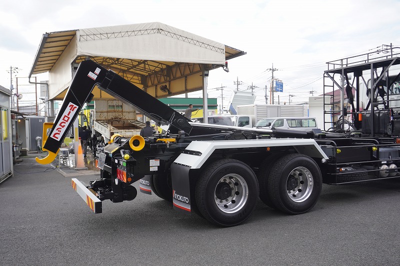 （未使用）　スーパーグレート　大型　「ハイルーフ」　三軸　フックロール　極東製　積載１０４００ｋｇ　ツインシリンダー　キャブバックステップ　網工具入れ　メッキパーツ　アルミホイール　ＬＥＤヘッドライト　バックカメラ　ＥＴＣ　可動式リアバンパー　キーレス　燃料タンク３００Ｌ　７速ＭＴ！車検「Ｒ５年４月まで！」24