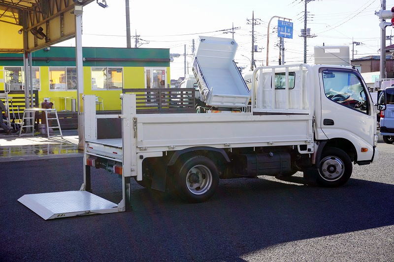 デュトロ　「標準幅　ショート」　平ボディー　積載２０００ｋｇ　垂直パワーゲート付き　三方開　全低床　荷台鉄板張り　ＥＴＣ　坂道発進補助　左電格ミラー　LEDフォグランプ　ビニールシートカバー　衝突軽減ブレーキ　車線逸脱警報　５速ＭＴ！フロント画像