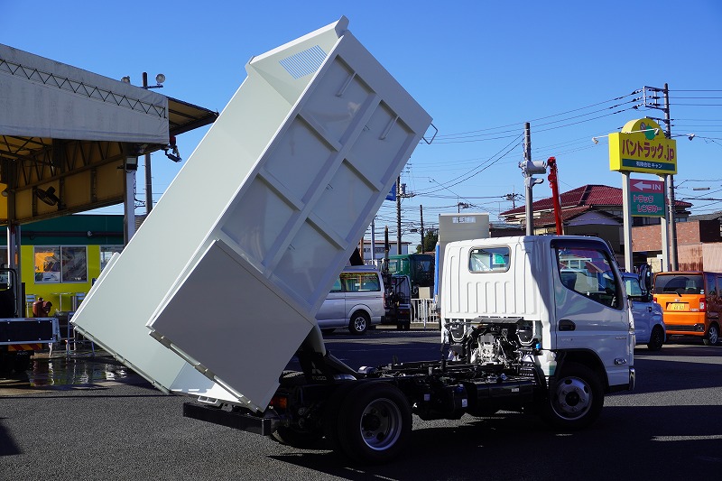 （未使用）　キャンター　強化　深ダンプ　「土砂禁止」　積載３０００ｋｇ　リア観音扉式　一方開　全低床　ＬＥＤヘッドライト　ＬＥＤフォグランプ　メッキパーツ　左電格ミラー　スマートキー　衝突軽減ブレーキ　車線逸脱警報　５速ＭＴ！車検「Ｒ６年５月まで！」18