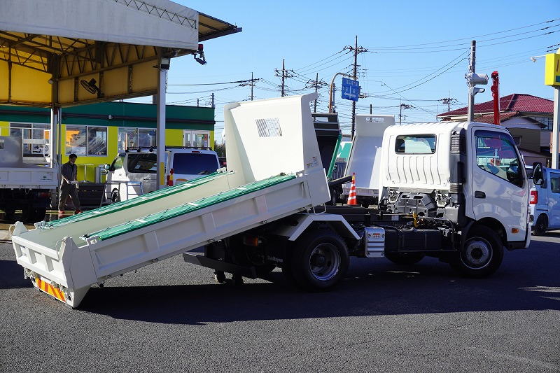 デュトロ　「ワイド」　強化　ローダーダンプ　新明和製　積載３７００ｋｇ　三方開　手動コボレーン　ダンプピン　スライド用ラジコン　６速ＭＴ！高年式！低走行！車検「Ｒ５年８月まで！」フロント画像