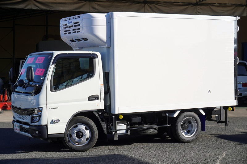 キャンター　１０尺　冷蔵冷凍車　積載２０００ｋｇ　東プレ製　－５度設定　キーストン　エアリブ　ＬＥＤヘッドライト　フォグランプ　社外ナビ　ＥＴＣ　バックカメラ　左電格ミラー　スマートキー　衝突軽減ブレーキ　車線逸脱警報　高年式！低走行！ＡＴ車！ 13313 AKフロント画像