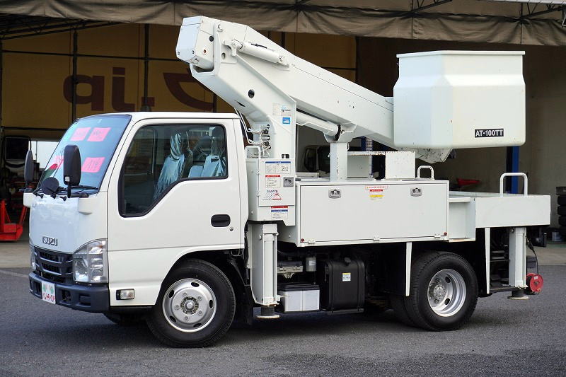 エルフ　高所作業車　タダノ製（ＡＴ－１００ＴＴ）　最大地上高９．９ｍ　ＦＲＰバケット　積載５００ｋｇ　バケット積載荷重２００ｋｇ　ブーム自動格納　ジャッキ自動張り出し　ジョイスティックタイプ　ＡＣ１００Ｖ　アワーメーター：１４４１ｈ　バックカメラ　ＥＴＣ　左電格ミラー　ＡＴ車！フロント画像