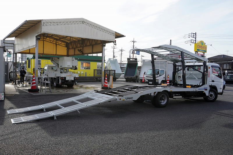 （未使用）　キャンター　「ワイド超ロング」　キャリアカー　２台積　古河ユニック製　積載３５５０ｋｇ　ウインチ　油圧リアゲート　ラジコン　坂道発進補助　左電格ミラー　ＬＥＤヘッドライト　スマートキー　衝突軽減ブレーキ　車線逸脱警報　５速ＭＴ！フロント画像