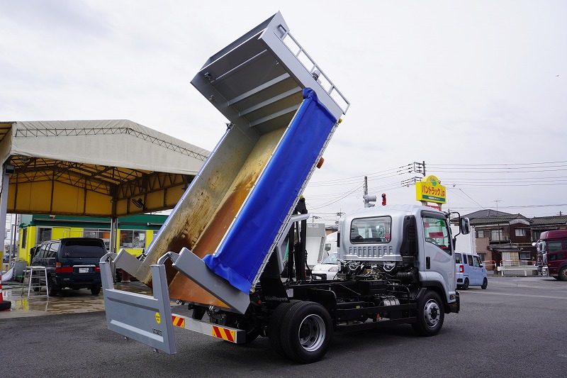 フォワード　増トン　「ベッドレス」　土砂ダンプ　積載７４００ｋｇ　新明和製　電動コボレーン　鳥居アングル補強　シートデッキ　鳥居ラダー　リアアオリ加工有り　坂道発進補助　クルーズコントロール　オートエアコン　ＬＥＤヘッドライト　衝突軽減ブレーキ　車線逸脱警報　高年式！低走行！６速ＭＴ！車検「Ｒ５年１１月まで！」　ＡＫ24