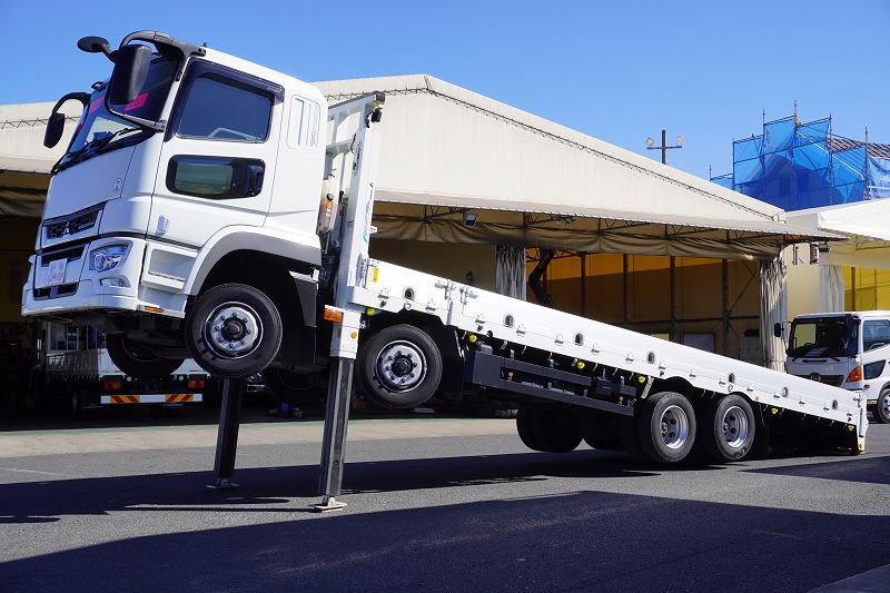 スーパーグレート　大型　４軸　リーフサス　セルフローダー　積載１２８００ｋｇ　ハイジャッキ　本所ボディー製造りボディー　ウインチ　アルミブロック　５方開　ロープ穴７対　床フック７対　アユミ板付き　鳥居加工有り　バックカメラ　ＥＴＣ　高年式！７速ＭＴ！　ＡＫフロント画像