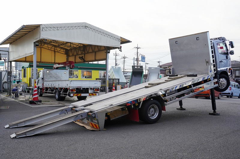 レンジャー　増トン　「標準幅　ベッドレス」　セルフローダー　積載７１００ｋｇ　ハイジャッキ　フジタ自動車工業製造りボディー　自動アユミ板　ラジコン　鳥居シマ板張り　鳥居ラダー　台枠ステンレス張り　アルミホイール　スタンション穴　ステンレス２段サイドバンパー　社外テール　ルーフキャリア　バックカメラ　ＥＴＣ２．０　ＬＥＤヘッドライト　衝突軽減ブレーキ　車線逸脱警報　メッキパーツ多数！６速ＭＴ！フロント画像