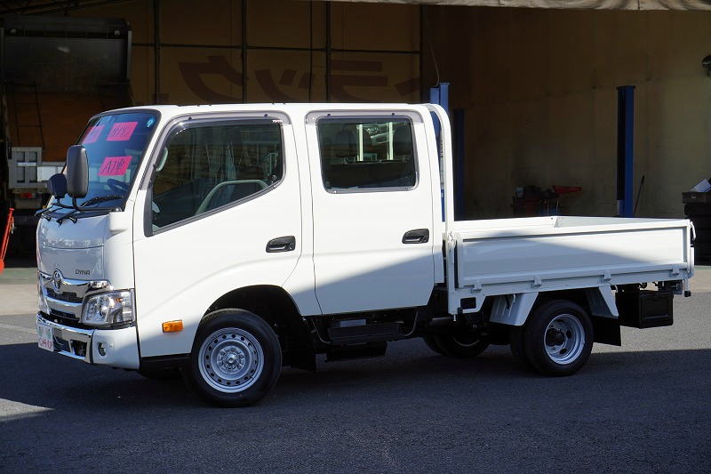 （未使用）　ダイナ　「標準幅　ショート」　平ボディー　ダブルキャブ　ジャストロー　ガソリン車　６人乗り　積載１０００ｋｇ　三方開　ＬＥＤヘッドライト　クリアランスソナー　衝突軽減ブレーキ　車線逸脱警報　メッキパーツ　キーレス　ＡＴ車！車検「Ｒ６年１２月まで！」　ＡＫ