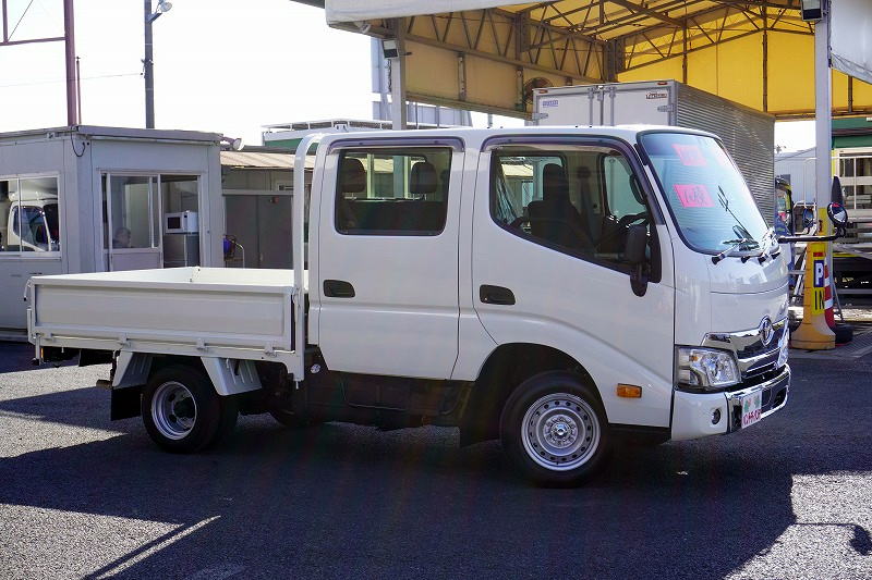 （未使用）　ダイナ　「標準幅　ショート」　平ボディー　ダブルキャブ　ジャストロー　ガソリン車　６人乗り　積載１０００ｋｇ　三方開　ＬＥＤヘッドライト　クリアランスソナー　衝突軽減ブレーキ　車線逸脱警報　メッキパーツ　キーレス　ＡＴ車！車検「Ｒ６年１２月まで！」　ＡＫ4