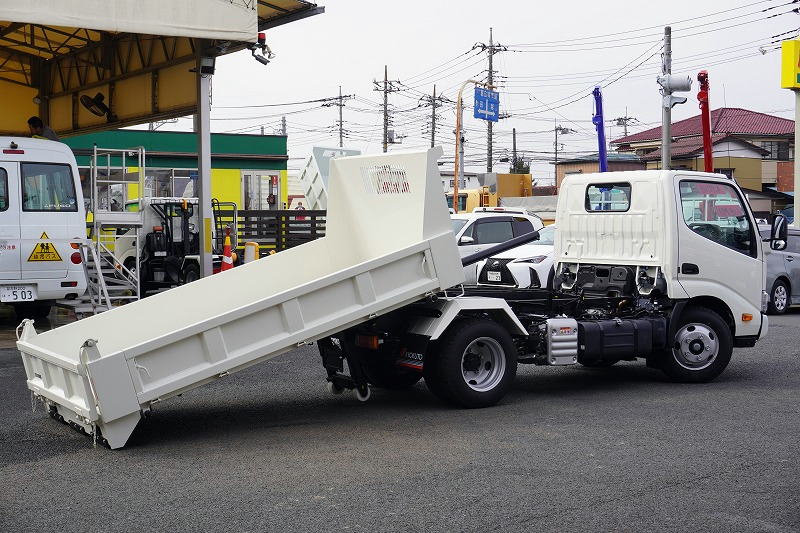 （未使用）　デュトロ　「標準幅」　強化　ローダーダンプ　極東製　三方開　積載３０００ｋｇ　ラジコン　ダンプピン　左電格ミラー　坂道発進補助　クリアランスソナー　ＬＥＤヘッドライト　スマートキー　電動パーキングブレーキ　ビニールシートカバー　メッキパーツ　衝突軽減ブレーキ　車線逸脱警報　フォグランプ　ハイグレード！６速ＭＴ！車検「Ｒ６年８月まで！」