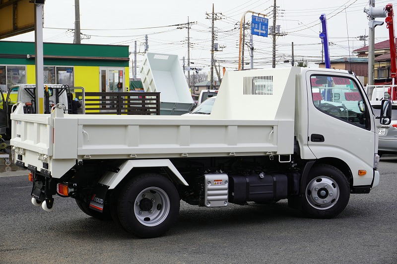 （未使用）　デュトロ　「標準幅」　強化　ローダーダンプ　極東製　三方開　積載３０００ｋｇ　ラジコン　ダンプピン　左電格ミラー　坂道発進補助　クリアランスソナー　ＬＥＤヘッドライト　スマートキー　電動パーキングブレーキ　ビニールシートカバー　メッキパーツ　衝突軽減ブレーキ　車線逸脱警報　フォグランプ　ハイグレード！６速ＭＴ！車検「Ｒ６年８月まで！」6