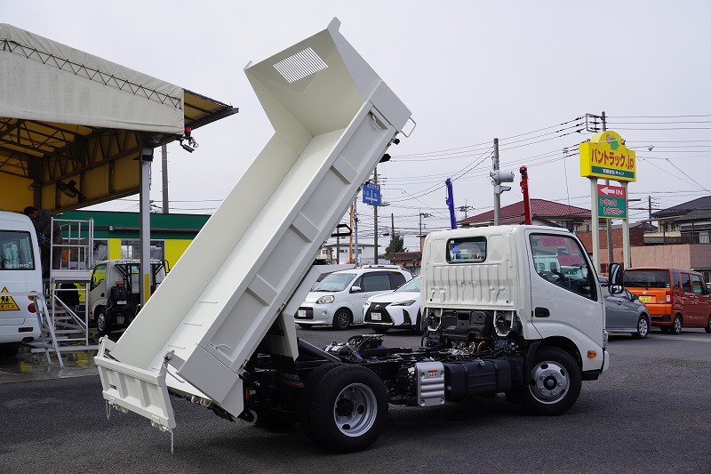 （未使用）　デュトロ　「標準幅」　強化　ローダーダンプ　極東製　三方開　積載３０００ｋｇ　ラジコン　ダンプピン　左電格ミラー　坂道発進補助　クリアランスソナー　ＬＥＤヘッドライト　スマートキー　電動パーキングブレーキ　ビニールシートカバー　メッキパーツ　衝突軽減ブレーキ　車線逸脱警報　フォグランプ　ハイグレード！６速ＭＴ！車検「Ｒ６年８月まで！」23