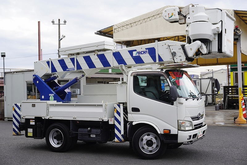 デュトロ　高所作業車　アイチ製（ＳＨ１５Ｂ）　最大地上高１４．６ｍ　積載５００ｋｇ　ＦＲＰバケット　ウインチ付き　バッテリー電源　ジョイスティックタイプ　ブーム自動格納　坂道発進補助　左電格ミラー　社外ナビ　ＥＴＣ　電動パーキングブレーキ　ユニットアワーメーター：８９６ｈ　電工仕様！６速ＭＴ！車検「Ｒ６年７月まで！」3