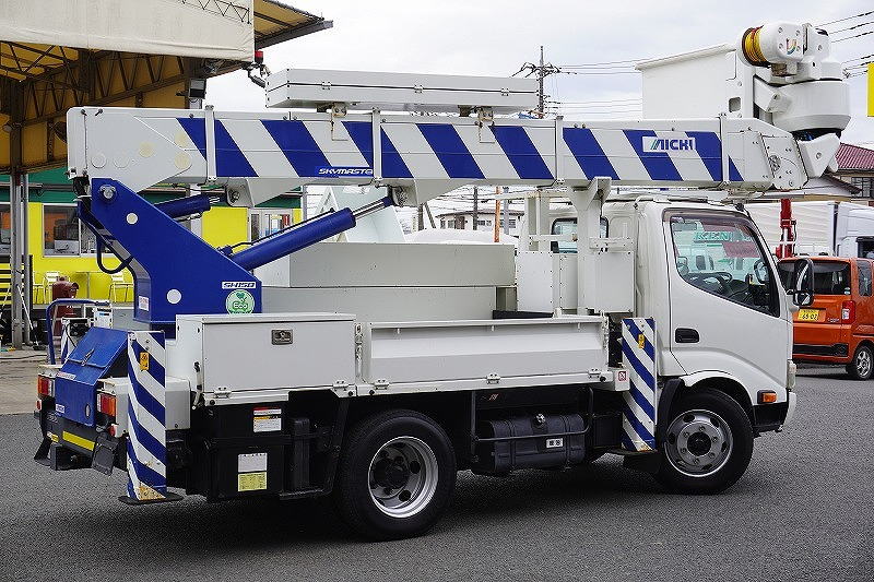 デュトロ　高所作業車　アイチ製（ＳＨ１５Ｂ）　最大地上高１４．６ｍ　積載５００ｋｇ　ＦＲＰバケット　ウインチ付き　バッテリー電源　ジョイスティックタイプ　ブーム自動格納　坂道発進補助　左電格ミラー　社外ナビ　ＥＴＣ　電動パーキングブレーキ　ユニットアワーメーター：８９６ｈ　電工仕様！６速ＭＴ！車検「Ｒ６年７月まで！」5